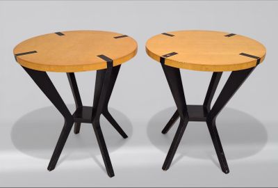 Paire de guéridons ronds à plateau plaqué de frêne sur piète…