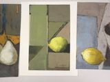 trois tableaux représentant des citrons, des poires et un seau posés sur une table