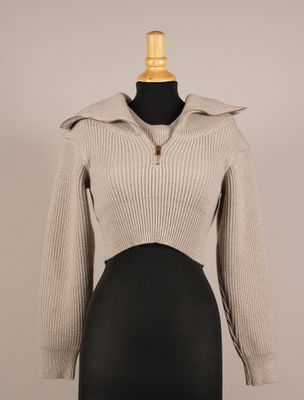un pull de femme sur un mannequin, un mannequin, un mannequin, un mannequin, un mannequin, un mannequin, un mannequin, un mannequin, un mann