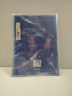 un sac en plastique sur lequel figure la photo d'un homme et d'une femme
