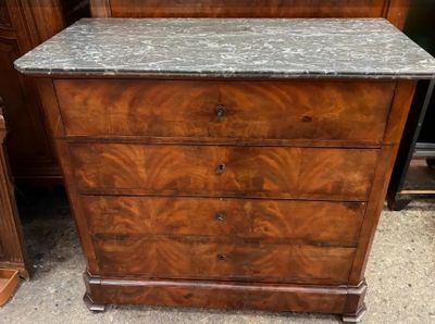 une commode en bois avec un plateau en marbre dans une pièce