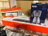 une boîte avec un mixeur posé sur une table