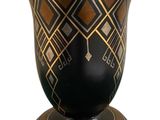 un vase noir orné d'un motif noir et doré