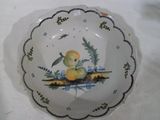 une assiette avec un oiseau posée sur une table