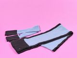 deux paires de chaussettes bleues et noires sur fond rose