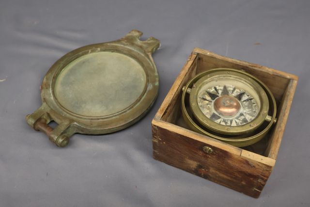 Compas de marine en laiton, socle en bois et 1 hublot de bateau