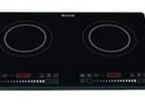 plaque de cuisson électrique noire à deux feux sur fond blanc