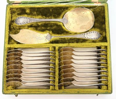 many spoons and spoon spoons in a green box