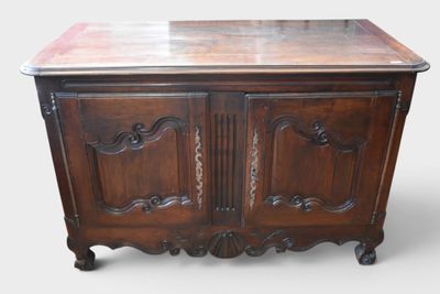une vieille armoire en bois avec un plateau en marbre, sur fond blanc
