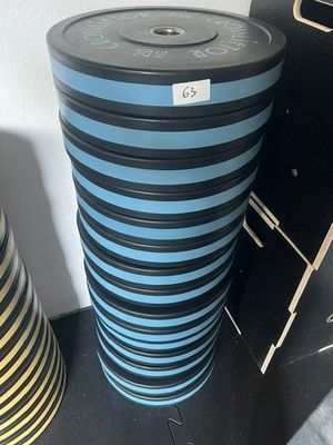 une poubelle noire et bleue à côté d'une poubelle noire et blanche