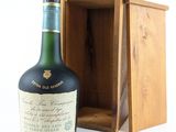 une bouteille de vin posée dans une caisse en bois