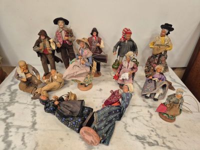 de nombreuses figurines posées sur une table