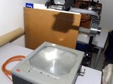 un téléviseur posé sur une table dans une pièce