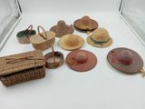 beaucoup de chapeaux de paille et un panier sur la table