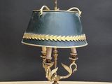 une photo d'une lampe de table surmontée d'un abat-jour bleu