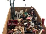 une boîte en carton remplie d'un tas de figurines