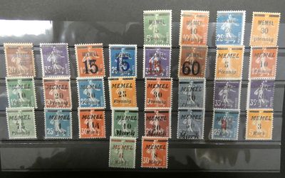 une vitrine remplie de nombreux timbres de différentes couleurs