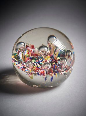 une boule en verre contenant plein de paillettes