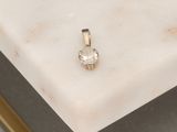 un gros plan d'une table en marbre blanc sur laquelle repose un diamant