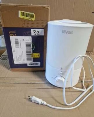 une image représentant une boîte avec un humidificateur blanc à côté d'une boîte contenant un chargeur
