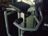 une photo d'un homme dans une salle de sport