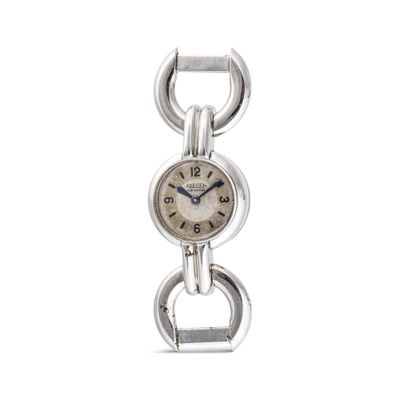 l'image d'une montre-bracelet de femme entourée d'une chaîne