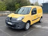 une camionnette jaune garée dans un parking