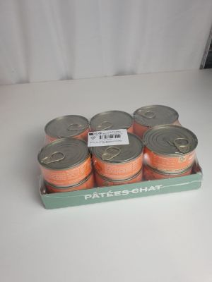 six boîtes de conserve dans un carton posé sur une table