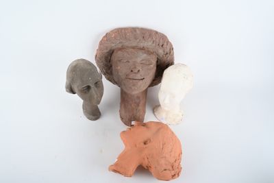 une sculpture en argile représentant une femme, deux éléphants et un ours