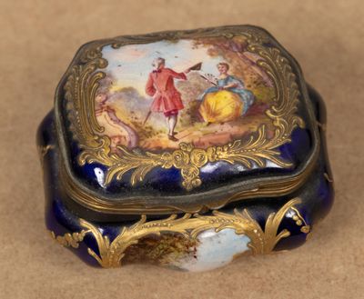 une boîte bleue et dorée sur laquelle figure l'image d'un homme et d'une femme