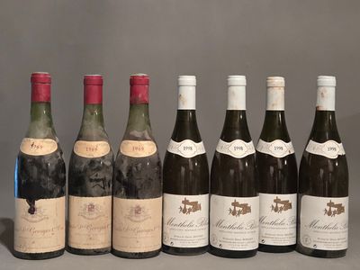 six bouteilles de vin sont alignées sur une table