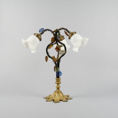 une photo d'une lampe de table sur laquelle sont posées des fleurs