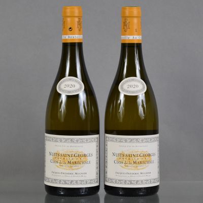 deux bouteilles de vin posées sur une table l'une à côté de l'autre