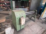 une machine qui se trouve dans un entrepôt