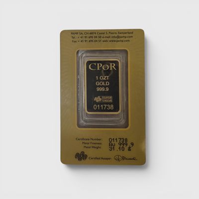 un gros plan d'un lingot d'or dans un emballage, sur fond blanc