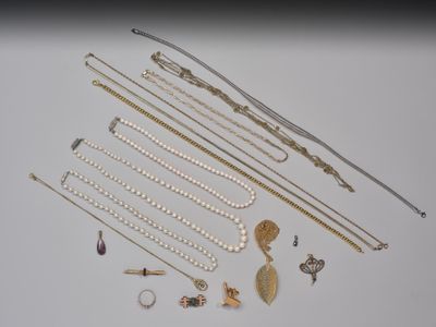 plusieurs types de colliers et de bracelets posés sur un fond blanc