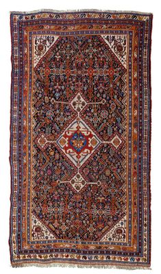 un tapis persan ancien orné d'un motif en losanges sur fond blanc