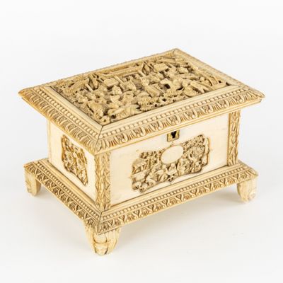 une boîte richement sculptée sur fond blanc, avec un fond blanc