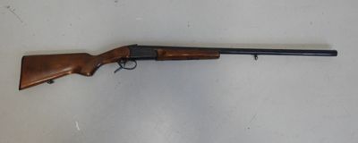 un fusil posé sur une surface blanche