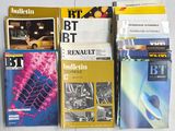 plusieurs livres sont empilés sur une table