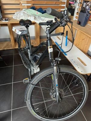 un vélo garé dans une pièce où se trouve un banc