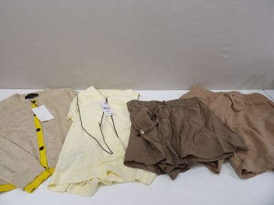Trois paires de shorts pour homme sont disposées sur une surface blanche