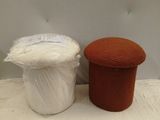 deux rouleaux de papier toilette à côté d'un distributeur de papier toilette