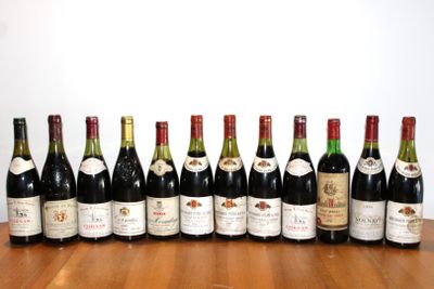 de nombreuses bouteilles de vin alignées sur une table en bois