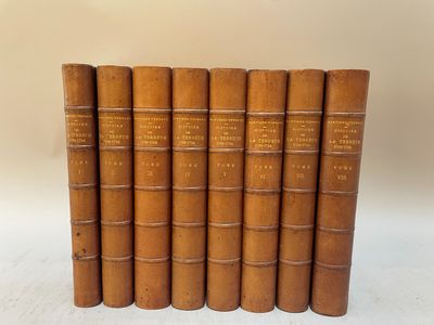 un ensemble de six vieux livres superposés