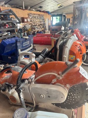 une petite machine qui se trouve dans un garage