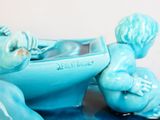 une figurine bleue représentant un garçon et un garçon dans un bateau
