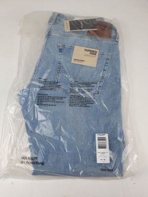 un gros plan sur un jean bleu dans un sac en plastique
