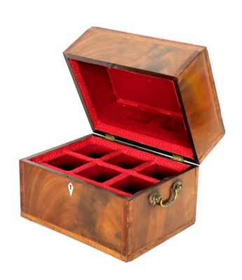 Coffret en bois et bois de placage à décor d'un frise de gal…