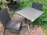 deux chaises et une table dans le jardin